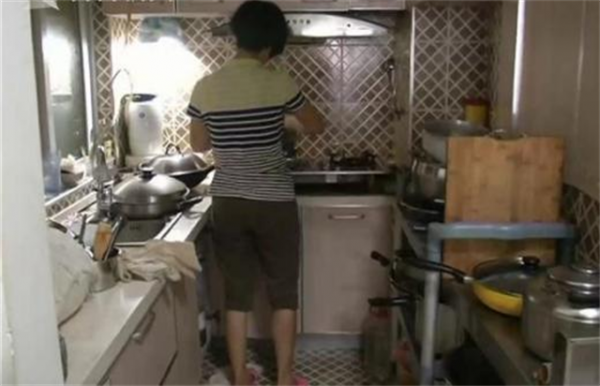 丈夫病逝後，農村媽媽打工擺攤養育三胞胎，仨兒子一個比一個爭氣