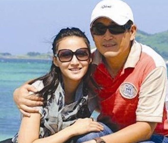 父母雙殘疾，童年受到很多欺辱，老戲骨王志飛五花八門的感情生活