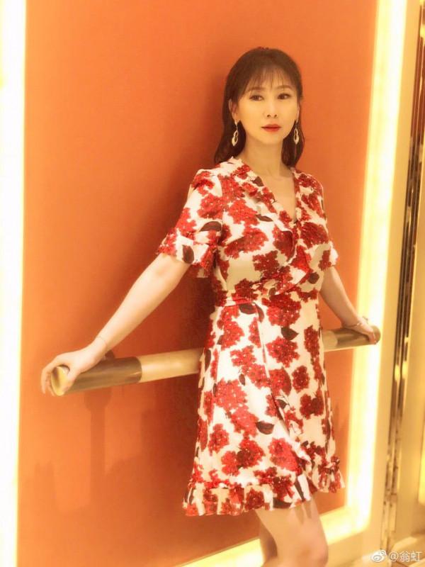 51歲翁虹保養還宛如少女，氣質不減當年，不扮嫩很真實