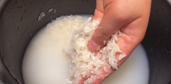 天冷，蒸米飯只會加水就錯了，飯店大廚教你一招，米飯香軟又好吃