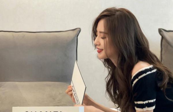 劉詩詩最新寫真大片曝光，一字肩大波浪造型超精緻