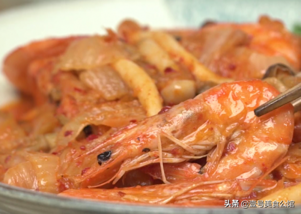 韓式風味的辣白菜燴大蝦,搭配菌菇一起炒,鮮香營養,家人都愛吃 韓式風味的辣白菜燴大蝦,搭配菌菇一起炒,鮮香營養,家人都愛吃