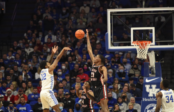 單場10帽，投籃命中率69%！身高2米26，臂展2米34！此人什麼來頭