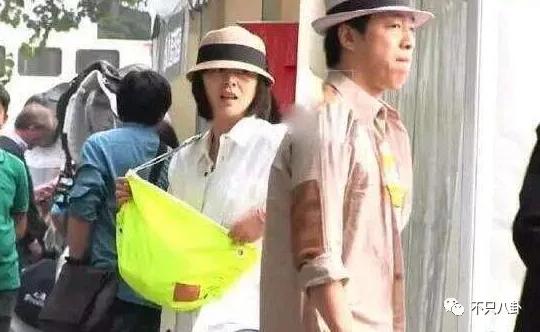 黃渤和女經紀人這個碰胳膊的動作，嚇壞大家了......
