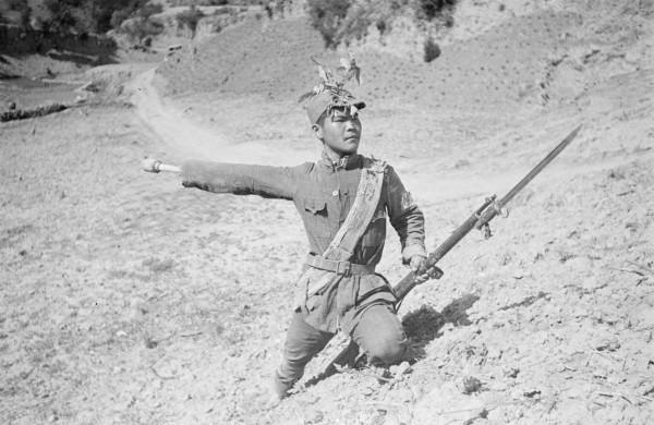 遠征軍營長和美軍教官比賽打槍，營長打出了49環的成績，教官折服