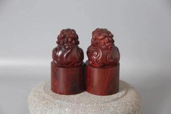 文房重器！小葉紫檀手工雕刻瑞獸印章