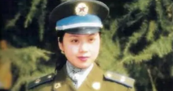 女明星軍裝造型有多浮誇？有人不捨大紅唇，有人腳踩10公分高跟