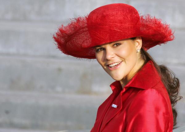 “未來女王”艾斯黛拉：和母親開創女王時代，卻因父親被國民指責