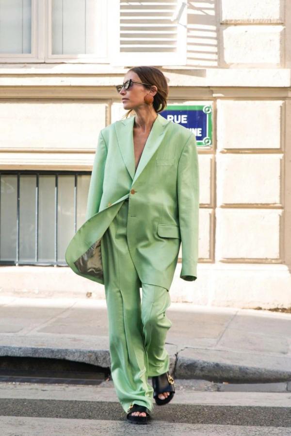 忘掉香芋紫!下半年這個顏色超級火,誰先穿誰高階 忘掉香芋紫!下半年這個顏色超級火,誰先穿誰高階