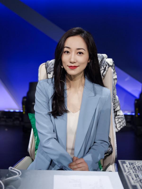 37歲韓雪和33歲袁姍姍,同穿霧霾藍西裝,不是年輕就能贏的 37歲韓雪和33歲袁姍姍,同穿霧霾藍西裝,不是年輕就能贏的