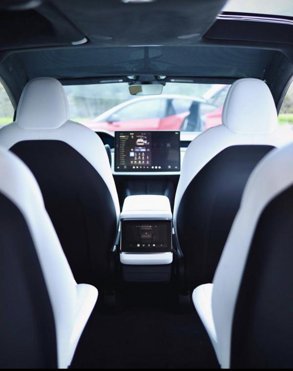 特斯拉在自適應降噪系統專利中改進了汽車擴音通訊情況