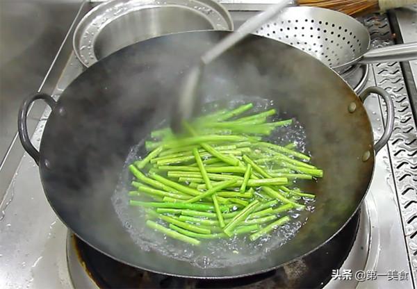 廚師長炒的長豆角一週都吃不膩,脆嫩入味又下飯,學會自己在家做 廚師長炒的長豆角一週都吃不膩,脆嫩入味又下飯,學會自己在家做
