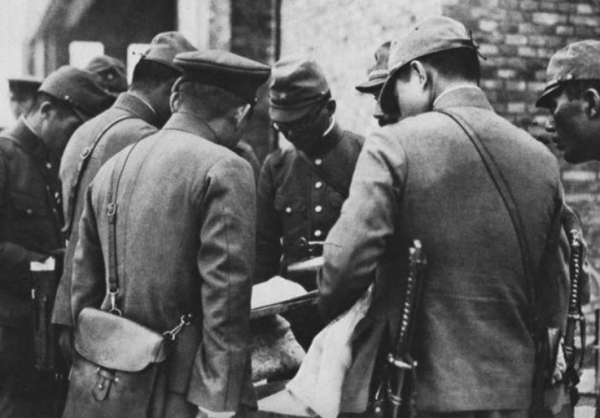 粟裕收到偽軍中將送的一盒煙，臉色大變，立即命全軍集合關閉電臺