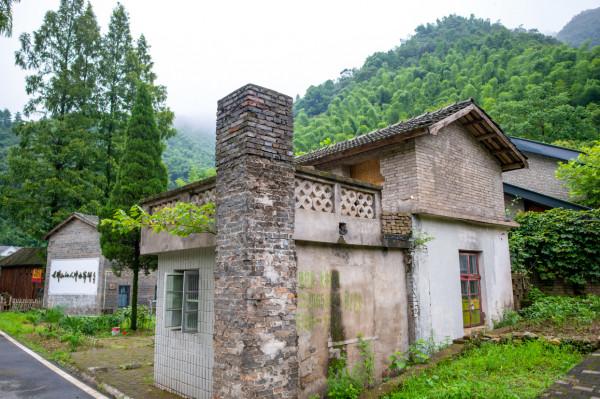深山中的藝術樂園,曾經的三線軍工廠,被譽“大別山第一畫家村” 深山中的藝術樂園,曾經的三線軍工廠,被譽“大別山第一畫家村”