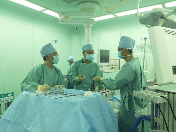 腰痛十年未就醫 如今十米難行走 哈醫大一院骨科專家微創手術40分鐘解決病痛