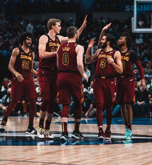 兩度被詹姆斯拋棄的騎士重返巔峰,湖人與詹姆斯卻經歷著暴風驟雨 兩度被詹姆斯拋棄的騎士重返巔峰,湖人與詹姆斯卻經歷著暴風驟雨