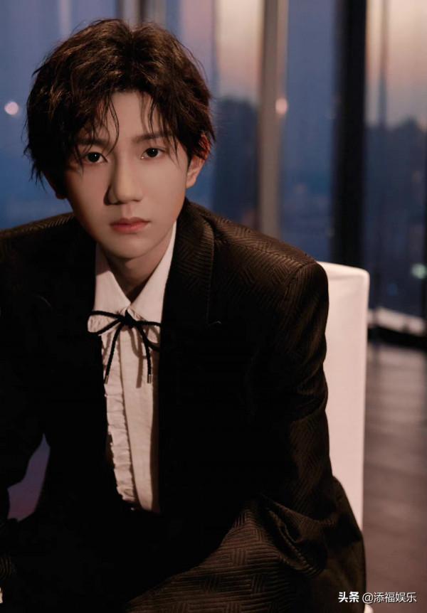 芭莎夜大合影：baby成指向標，張彬彬景甜太甜，王源站位很有教養