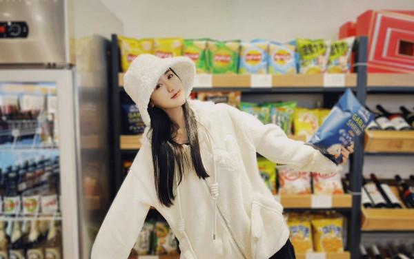 袁冰妍甜美值爆表，穿奶白色寬鬆上衣配漁夫帽，陽光又溫柔