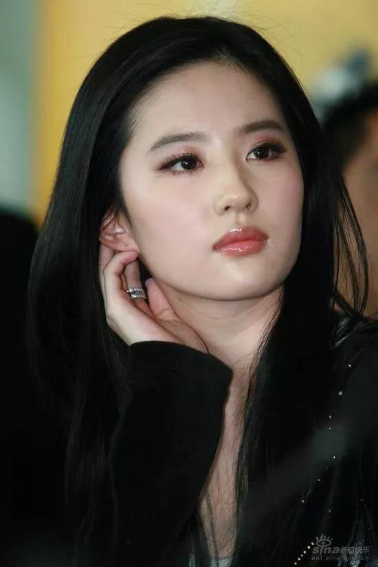 劉亦菲，優雅迷人，盡顯成熟御姐氣質