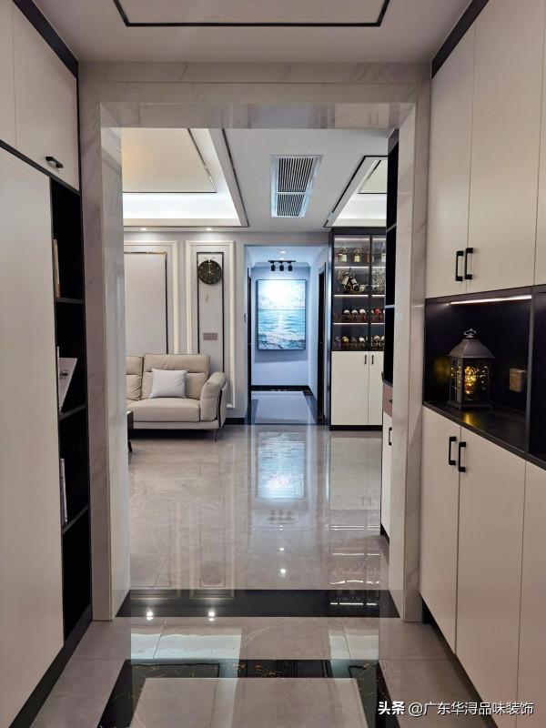 前衛的現代風格平層，多彩的客廳盡顯浪漫的氣質