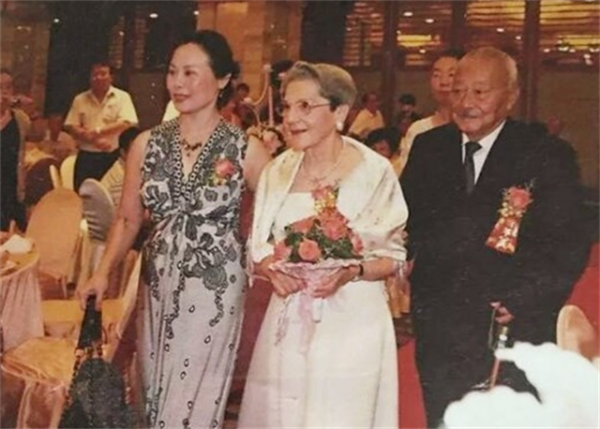 法國奶奶,為中國初戀,55年沒結婚!11年前,她83歲,嫁給初戀 法國奶奶,為中國初戀,55年沒結婚!11年前,她83歲,嫁給初戀
