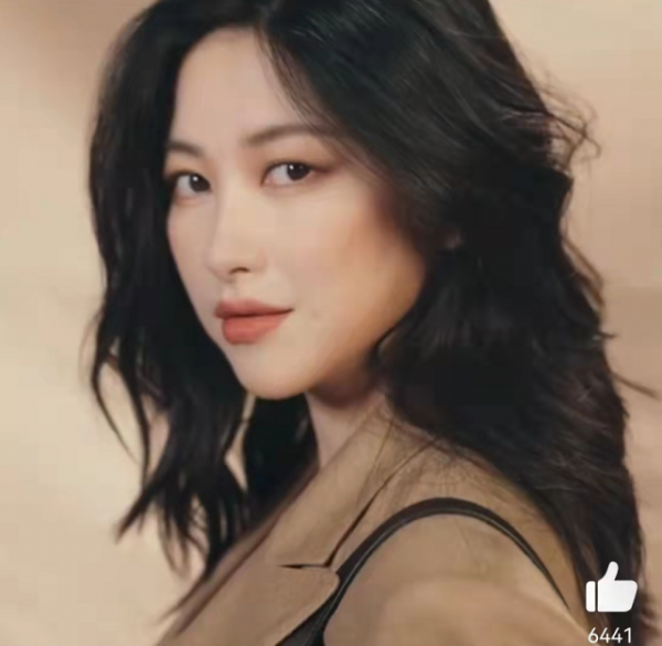 朱珠霸氣迴歸！穿職場裝拍片美回巔峰，氣場更贏過“苦相臉”董潔