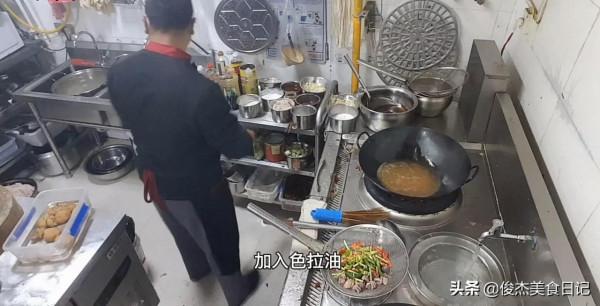 每次剩下的雞雜不要扔，做成乾鍋雞雜，香辣入味，脆嫩爽口