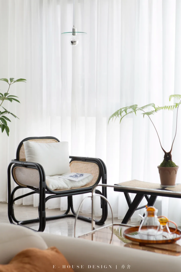 PU石嵌入「黑色鋼板」自成一道玄關牆，餐島一體 210㎡現代極簡家