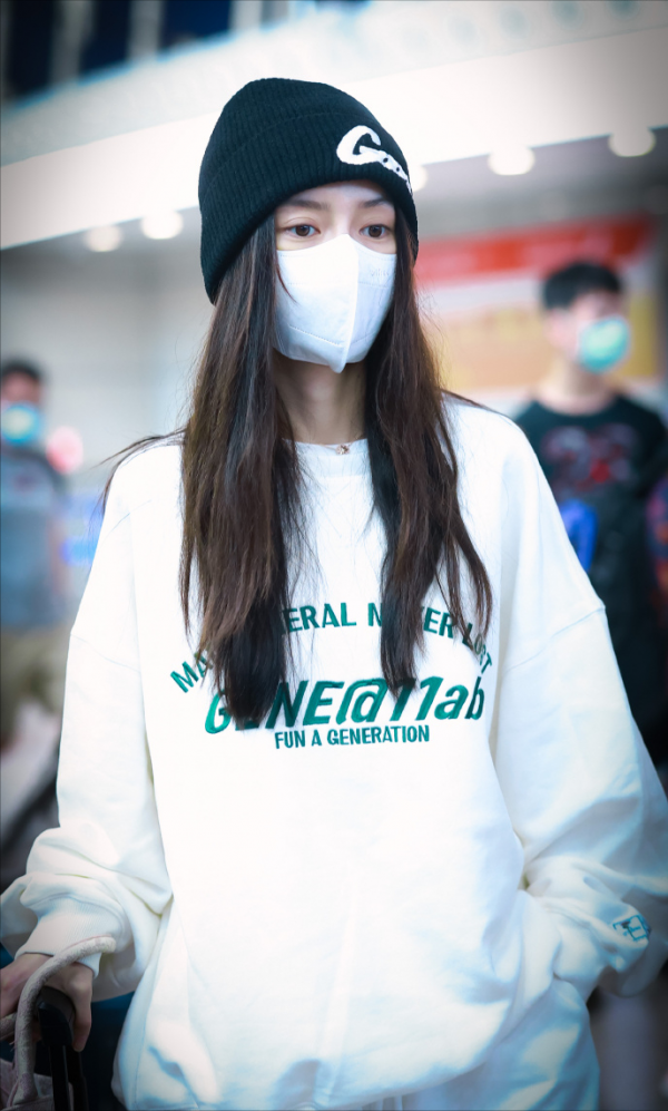 Angelababy機場私服曝光，白色衛衣演繹下半身失蹤，小雞腿太搶鏡