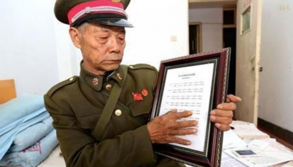 2007年，一江西老農到廣西烈士陵園掃墓，卻在此發現自己的墓碑