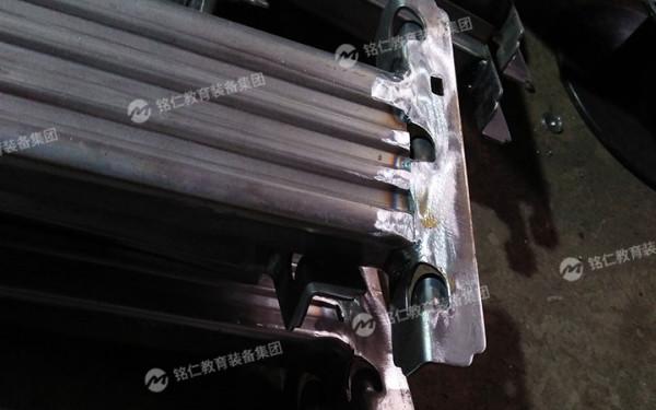 學生上下鋪為什麼是鐵製的?有什麼用途嗎? 學生上下鋪為什麼是鐵製的?有什麼用途嗎?