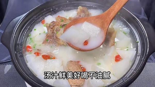 燉骨頭湯，牢記“兩不放”訣竅，湯白肉香不油膩，營養全保留