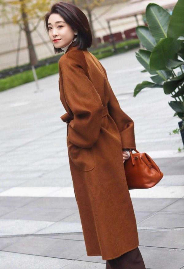 真正聰明的女人，通勤大衣都愛這樣穿，獨具特色又幹練顯氣質