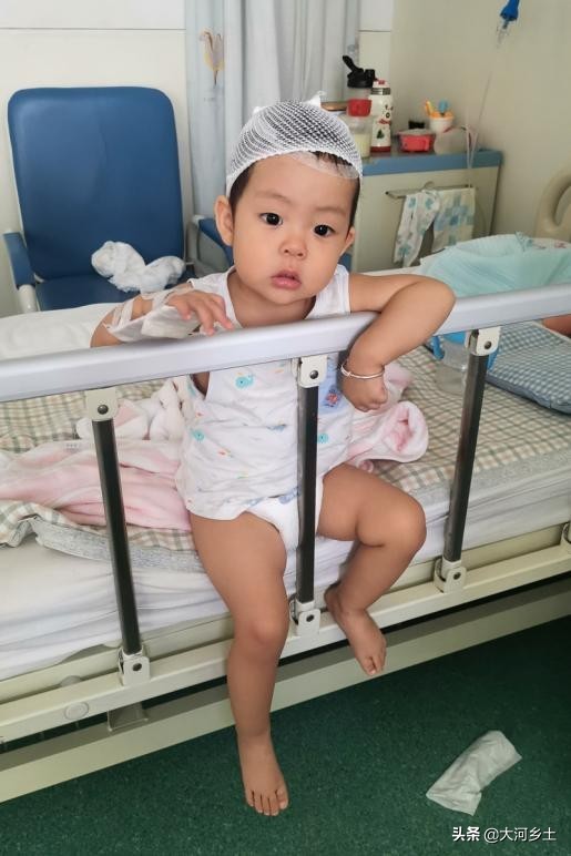 2歲女孩頻繁發燒,病因是體內缺一種細胞,目前已花百萬元治療費 2歲女孩頻繁發燒,病因是體內缺一種細胞,目前已花百萬元治療費