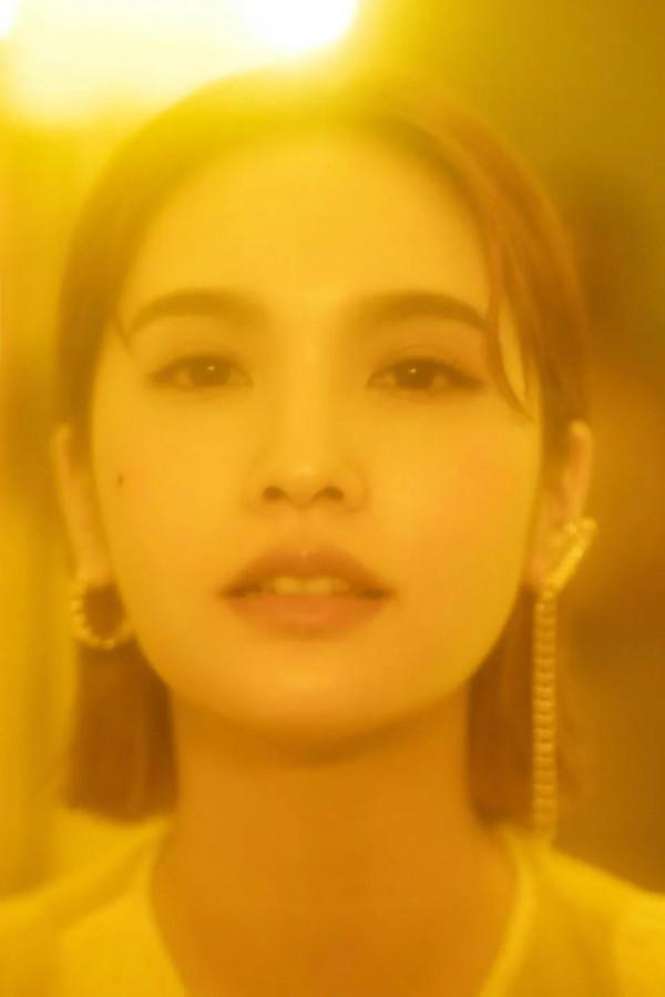 楊丞琳一襲暖黃色長裙,搭配精緻小巧的耳飾,短髮造型乾淨利落 楊丞琳一襲暖黃色長裙,搭配精緻小巧的耳飾,短髮造型乾淨利落