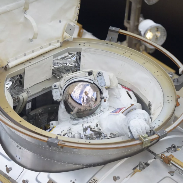 我們看到的太陽,是 8 分鐘以前的光。 這些宇宙圖很帥系列之二 我們看到的太陽,是 8 分鐘以前的光。 這些宇宙圖很帥系列之二