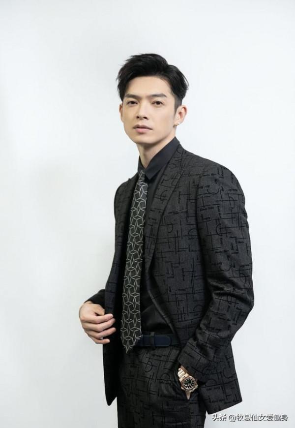 辰亦儒常年堅持鍛鍊，手臂健壯有力，表示運動是最好維持身材方法