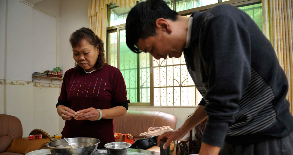 大叔養殖東北黑蜂，一年只需工作半個月，收穫超過一千五百萬元