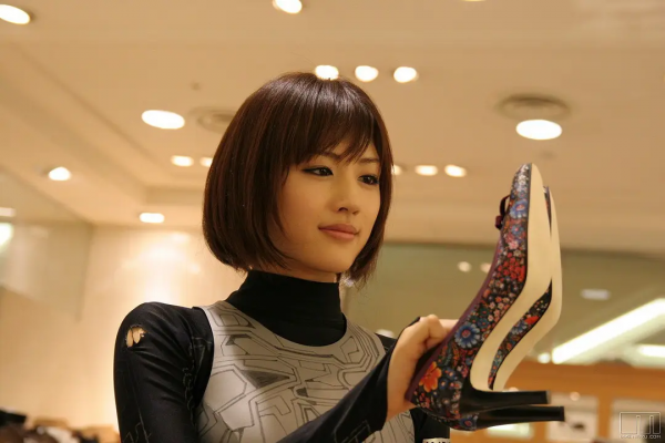 男子因孤獨花巨資購買模擬機器人 甚至想與其結婚