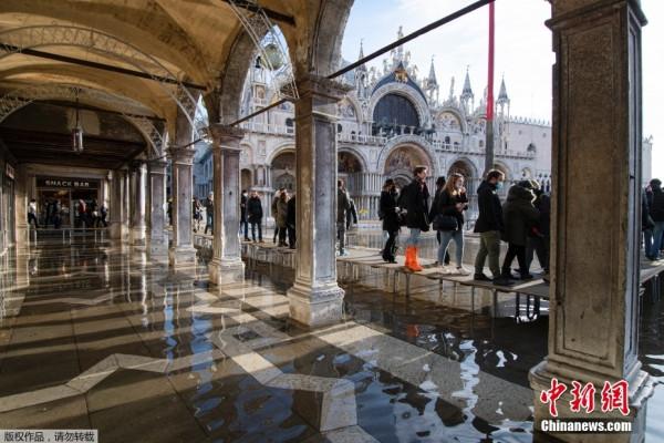 義大利威尼斯被海潮淹沒 聖馬可廣場架起棧橋以便通行