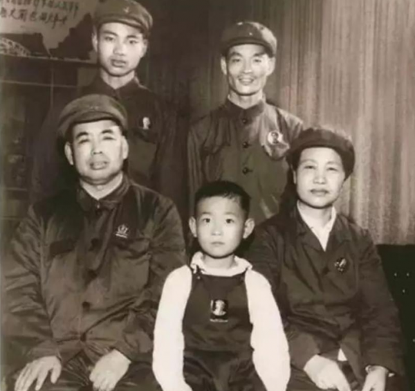 79年對越反擊戰，中央下令撤軍，許世友沉思：再給2小時拿下河內