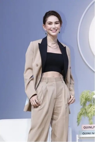 昆凌真不愧是周杰倫的老婆,把西裝當成裙子穿真洋氣,氣場好強大 昆凌真不愧是周杰倫的老婆,把西裝當成裙子穿真洋氣,氣場好強大