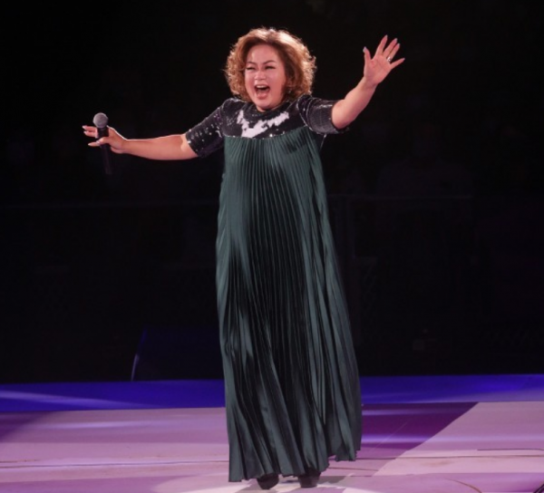 96歲樂壇教父開演唱會，眾星捧場星光熠熠，周慧敏與黃凱芹合影