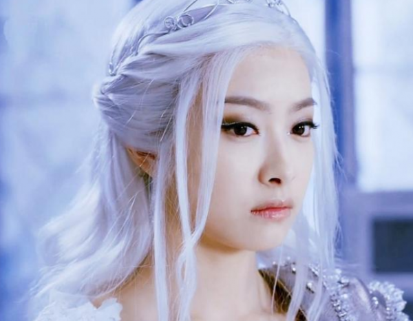 沒傾世之顏別硬演白髮女神，這6位女演員告訴你，什麼是一眼萬年