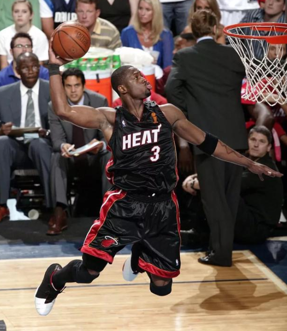 都在巔峰期，韋德能打爆艾佛森嗎？看看2項資料對比，懸殊比較大