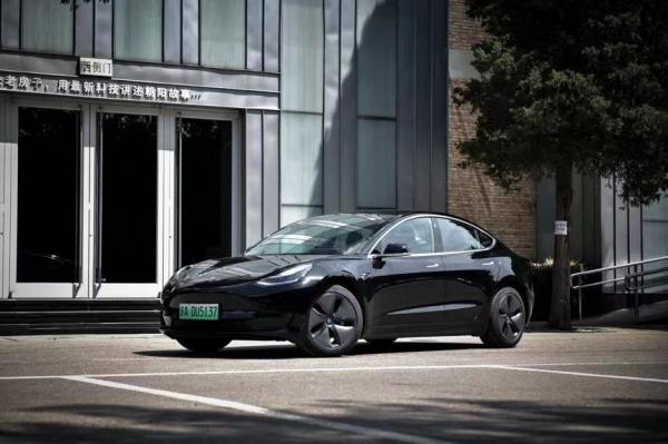 一塊大屏承包所有？實測特斯拉Model 3車機