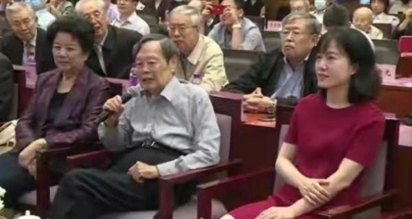 楊振寧百歲華誕真隆重!被人攙扶卻精神抖擻,嬌妻穿紅裙美成主角 楊振寧百歲華誕真隆重!被人攙扶卻精神抖擻,嬌妻穿紅裙美成主角