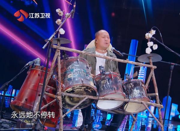 《點贊！達人秀》的評委不同以往，嚴肅派謝霆鋒，萌噠噠鄧紫棋