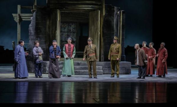 陳佩斯和兒子首次同臺演出，陳大愚子承父業，與老戲骨飆戲不怯場