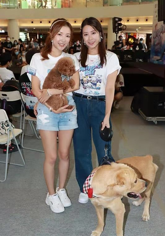 李澤楷小女友罕見亮相，穿T恤牛仔褲像學生妹，溫柔又甜美